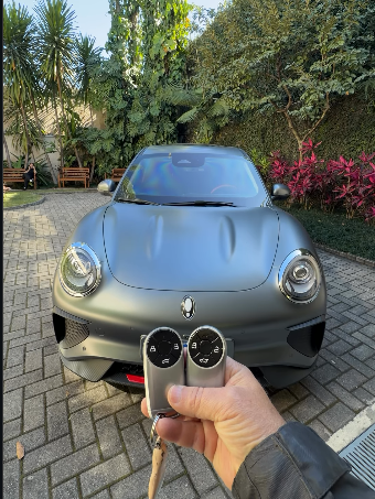 Chave codificada para carro esportivo cinza fosco